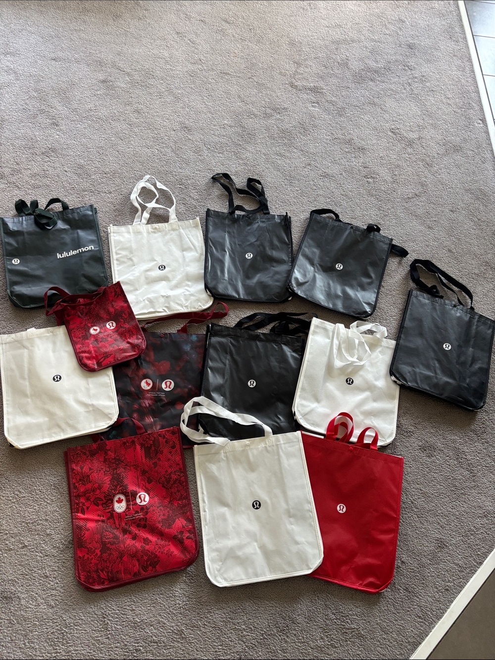NWT！lululemon athletica Assorted Logo Totes